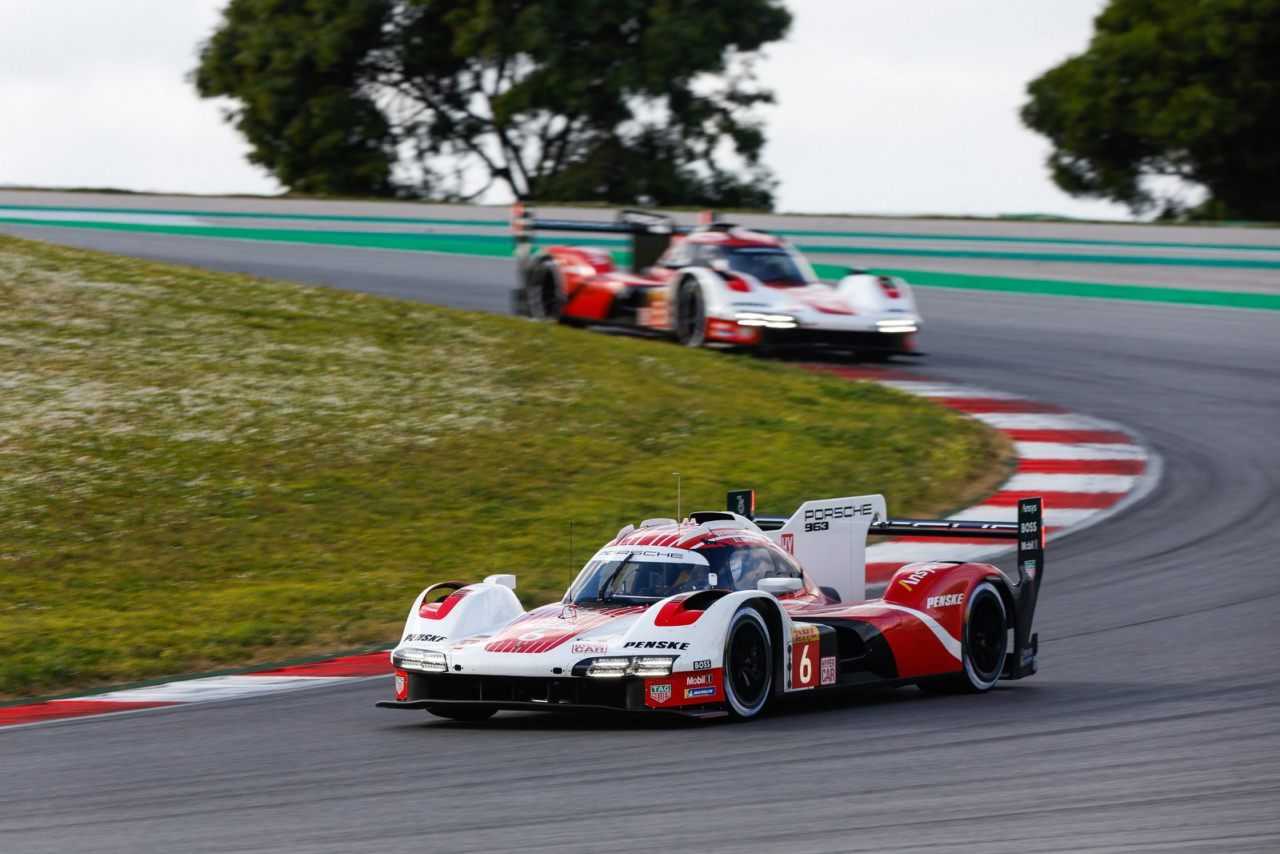 Les Porsche 963 en piste lors des essais d'avant-saison FIA WEC 2023