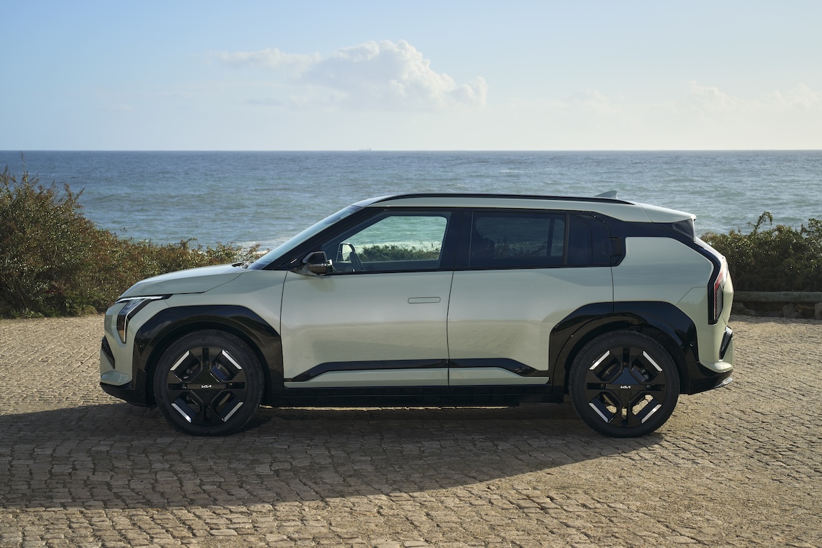 Le profil est massif mais l'EV3 n'est pas plus long qu'un Peugeot 2008. Il est en revanche plus logeable.
