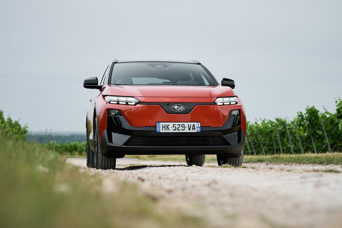Subaru Uncharted 2026, face avant sur un chemin