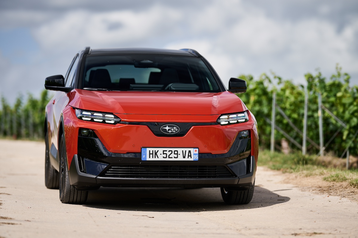 Subaru Uncharted 2026, face avant sur route entre les vignes