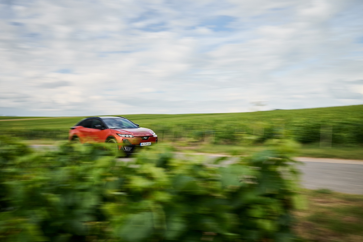 Subaru Uncharted en essai sur route, face avant au milieu des vignes