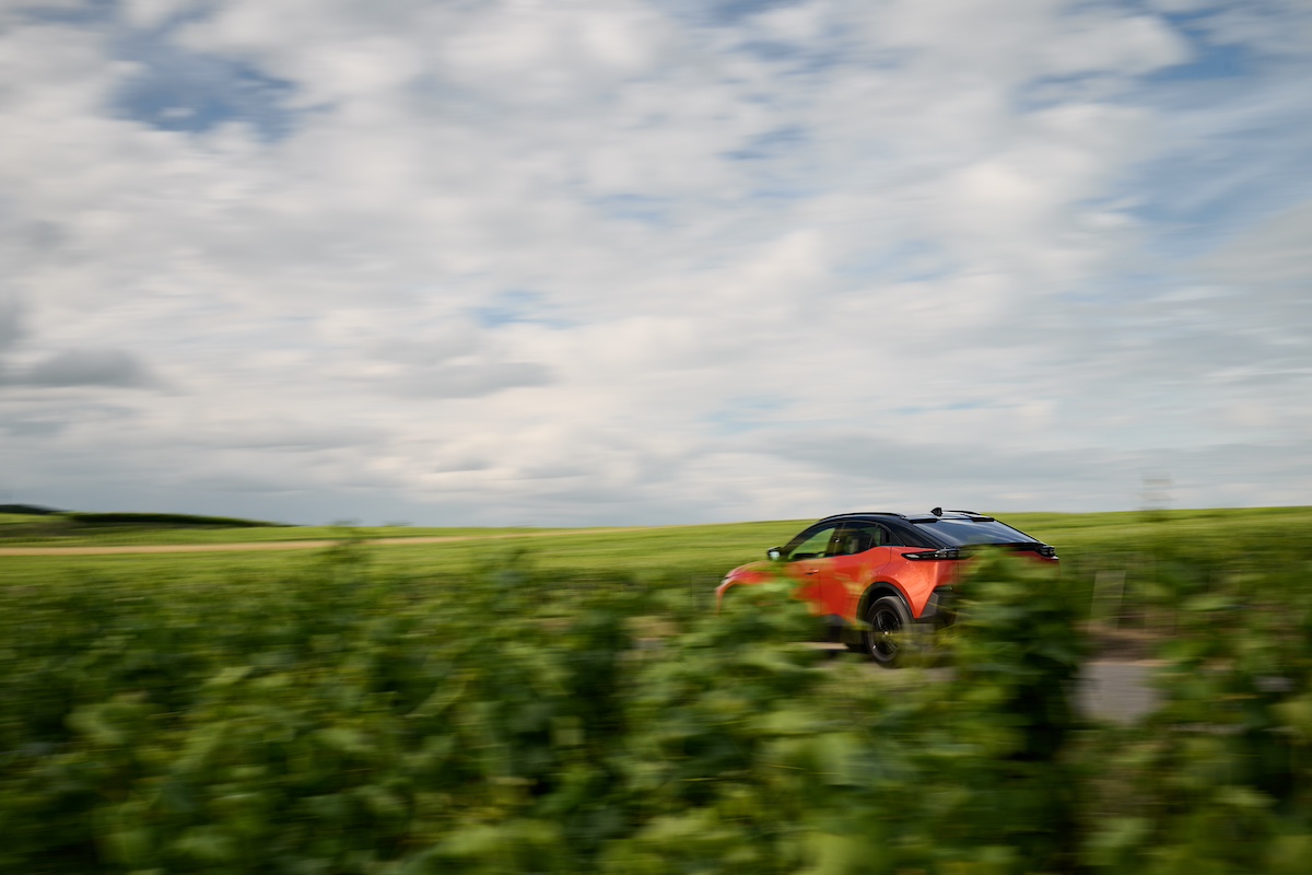 Subaru Uncharted en essai sur route, vue de profil au milieu des vignes