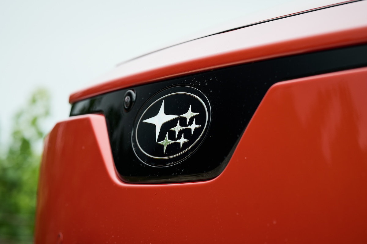Logo Subaru à l’arrière du Subaru Uncharted en gros plan