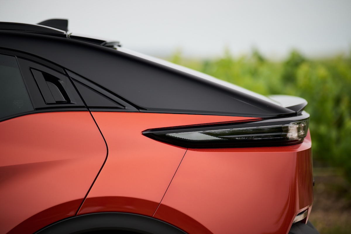 Subaru Uncharted vue de profil arrière avec toit noir